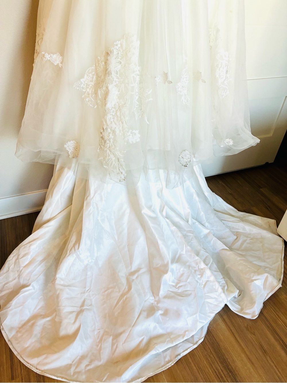 Size M Stunning Lace Wedding Gown - Picture 14 of 16